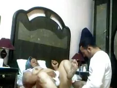 Симпатичный японский показывает свою бритую киску